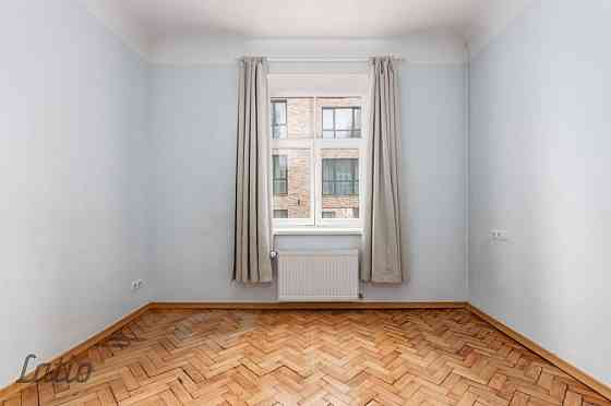 Divu izolētu istabu dzīvoklis 2017.gadā renovētā mūra namā, kas būvēts funkcionālisma stilā 1934.gad Rīga