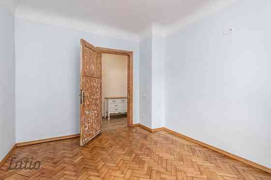 Divu izolētu istabu dzīvoklis 2017.gadā renovētā mūra namā, kas būvēts funkcionālisma stilā 1934.gad Rīga