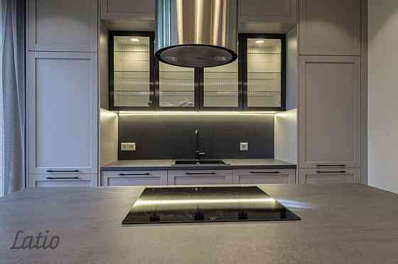 Izīrē miera oāzi - daļēji mēbelētu trīsstāvu rindu mājas vidējo sekciju jaunā mājā, zaļā apkārtnē To Rīga