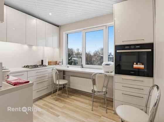 Продаётся светлая и просторная 4-комнатная квартира в тихой и зеленой зоне Rīga