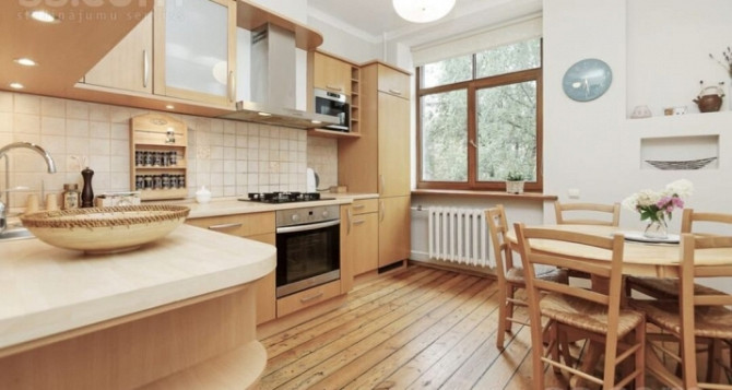 Īrei tiek piedāvāts divarpusistabu dzīvoklis Teikā (viena istaba ir pavisam neliela). 3 Rīga - foto 1