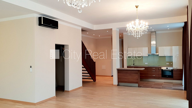 Fasādes māja, renovēta māja, ieeja no ielas, ir lifts, terase, logi vērsti mājas abās Rīga - foto 17