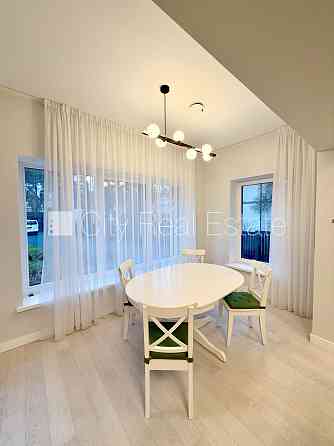 Новостройка, благоустроенная озеленённая территория, подъездная дорога покрыта Rīga