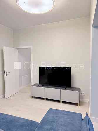 Новостройка, благоустроенная озеленённая территория, подъездная дорога покрыта Rīga