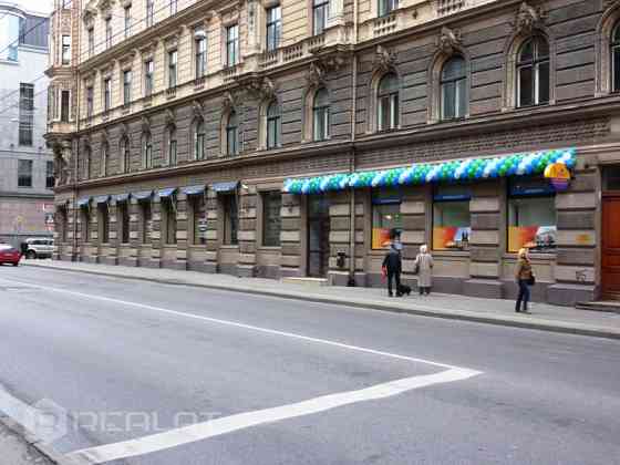 Pārdod biroja telpas klusajā centrā, var izmantot kā dzīvokli. Vieta piemērota birojam. Vieta automa Рига