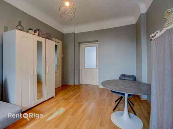 Apartment on Tallinas Street 36, near Tērbatas Street, located in a well-maintained pre-war building Рига