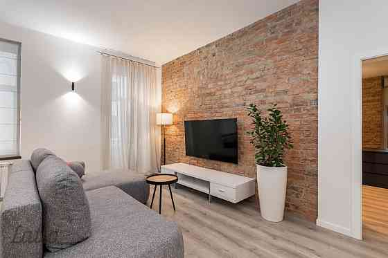 Izīrē divistabu  dzīvokli pilsētas klusajā centrā.
Dzīvoklī ir viesistaba apvienota kopā ar virtuvi, Rīga