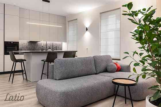 Izīrē divistabu  dzīvokli pilsētas klusajā centrā.
Dzīvoklī ir viesistaba apvienota kopā ar virtuvi, Rīga