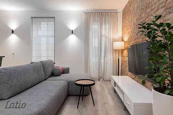 Izīrē divistabu  dzīvokli pilsētas klusajā centrā.
Dzīvoklī ir viesistaba apvienota kopā ar virtuvi, Rīga