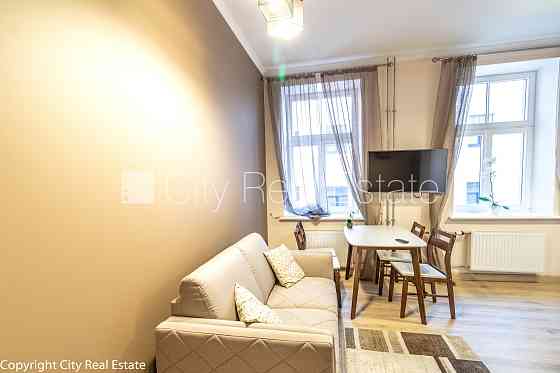 Фасадный дом, реновированный дом, закрытая территория, вход с улицы и со двора, Rīga