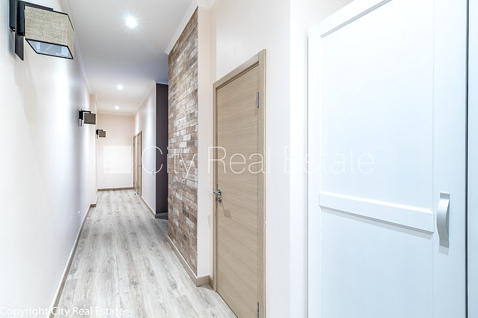 Fasādes māja, renovēta māja, slēgta teritorija, ieeja no ielas un pagalma, ir lifts, kāpņu Rīga - foto 17