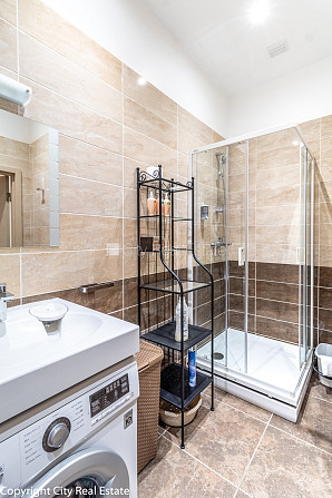 Fasādes māja, renovēta māja, slēgta teritorija, ieeja no ielas un pagalma, ir lifts, kāpņu Rīga - foto 15