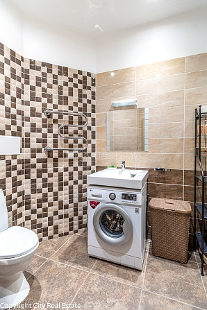 Fasādes māja, renovēta māja, slēgta teritorija, ieeja no ielas un pagalma, ir lifts, kāpņu Rīga - foto 14