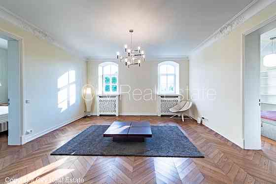 Фасадный дом, вход с улицы, лестничная клетка после капитального ремонта, окна Рига