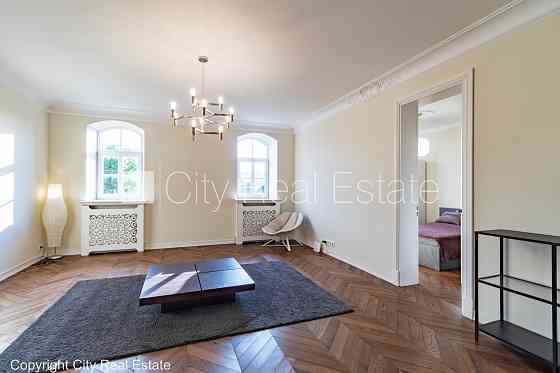 Фасадный дом, вход с улицы, лестничная клетка после капитального ремонта, окна Рига