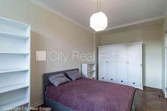 Фасадный дом, вход с улицы, лестничная клетка после капитального ремонта, окна Рига