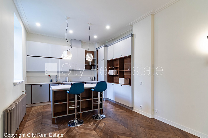 Фасадный дом, вход с улицы, лестничная клетка после капитального ремонта, окна Рига - изображение 15