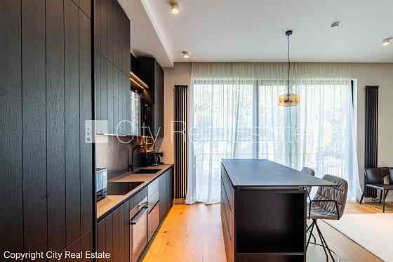 Фасадный дом, реновированный дом, вход с улицы и со двора, количество спален 3 шт., Rīga