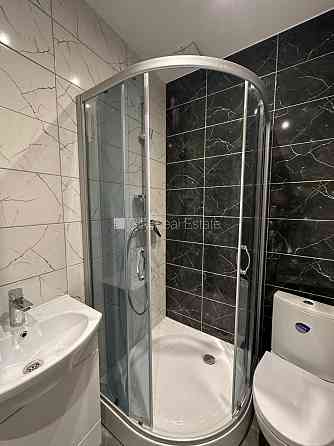 Новостройка, благоустроенная озеленённая территория, подъездная дорога покрыта Jūrmala