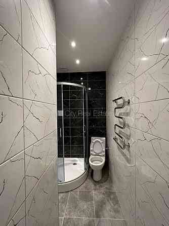 Новостройка, благоустроенная озеленённая территория, подъездная дорога покрыта Jūrmala