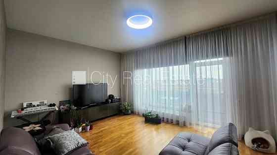 Частный дом, новостройка, благоустроенная озеленённая территория 3557 м2, въездные Jūrmala