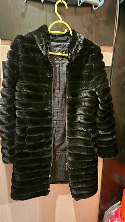 Натуральная меховая шуба – элегантная и тёплая Продаю красивую чёрную куртку из натурального... Rīga - foto 1