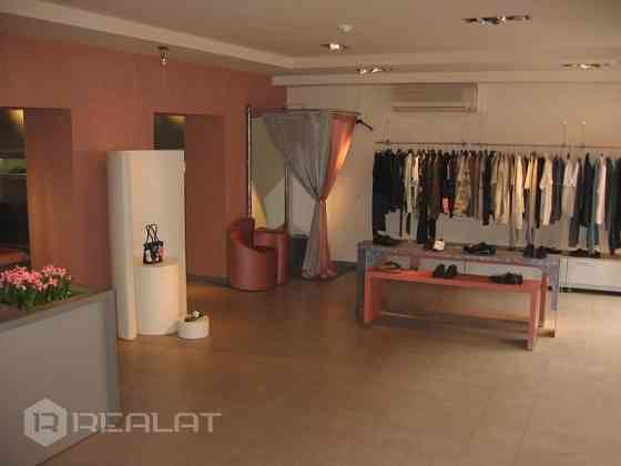 Tiek iznomātas plašas noliktavas telpas!  Šīs telpas var izmantot arī ražošanai!  Pieejamās platības Рига