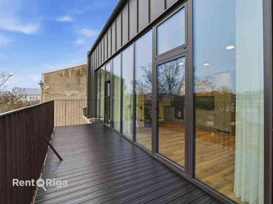 Двухэтажный пентхаус в отреставрированном здании с просторной террасой! Rīga