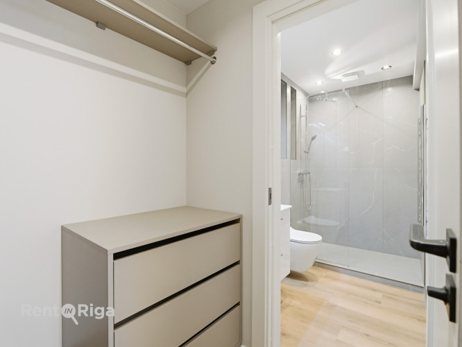 Divstāvīgs penthausa dzīvoklis renovētā ēkā ar plašu terasi!  Piedāvājumā elegants un Rīga - foto 9