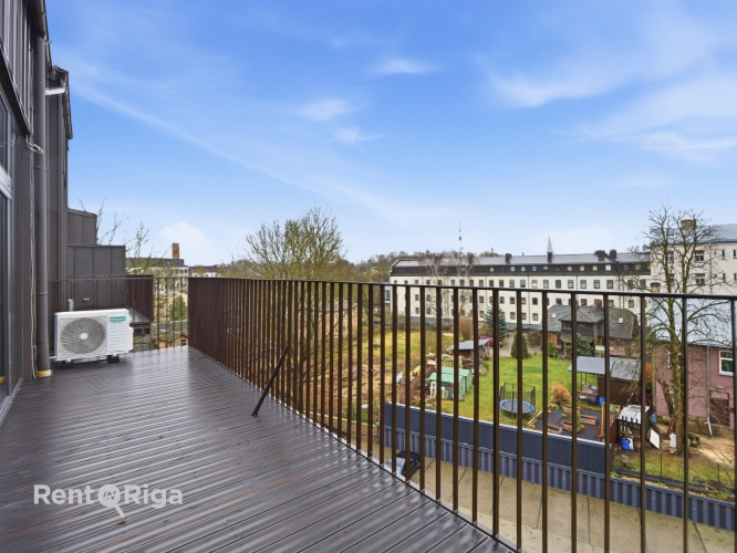 Divstāvīgs penthausa dzīvoklis renovētā ēkā ar plašu terasi!  Piedāvājumā elegants un Rīga - foto 4