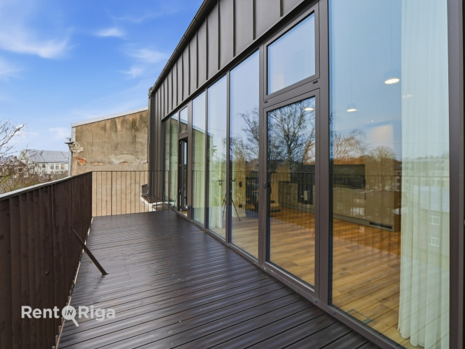 Divstāvīgs penthausa dzīvoklis renovētā ēkā ar plašu terasi!  Piedāvājumā elegants un Rīga - foto 5