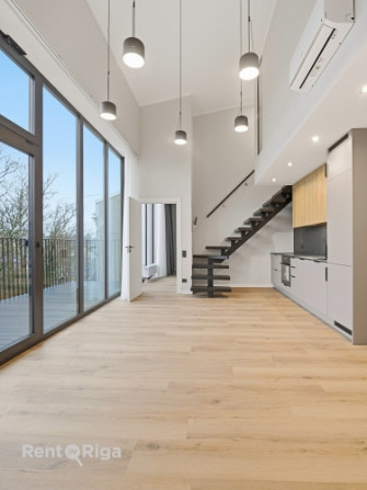 Divstāvīgs penthausa dzīvoklis renovētā ēkā ar plašu terasi!  Piedāvājumā elegants un Rīga - foto 2