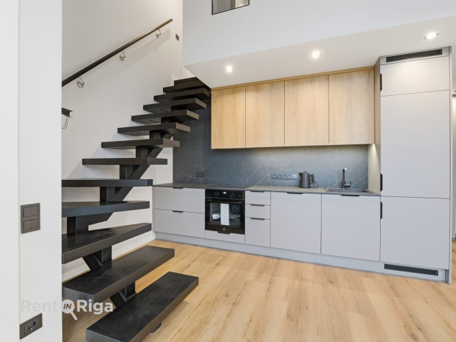 Divstāvīgs penthausa dzīvoklis renovētā ēkā ar plašu terasi!  Piedāvājumā elegants un Rīga - foto 7