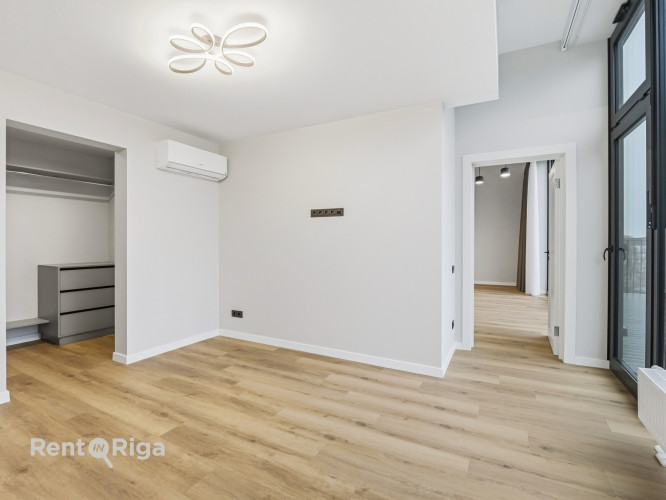 Divstāvīgs penthausa dzīvoklis renovētā ēkā ar plašu terasi!  Piedāvājumā elegants un Rīga - foto 8