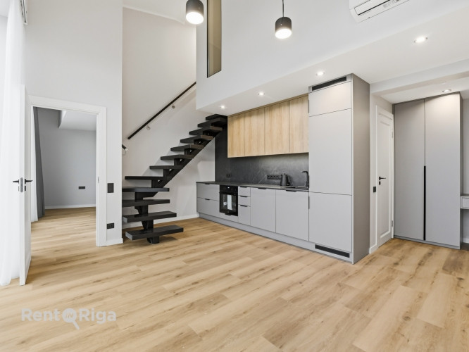 Divstāvīgs penthausa dzīvoklis renovētā ēkā ar plašu terasi!  Piedāvājumā elegants un Rīga - foto 6