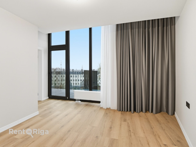 Divstāvīgs penthausa dzīvoklis renovētā ēkā ar plašu terasi!  Piedāvājumā elegants un Rīga - foto 3