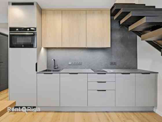 Двухэтажный пентхаус в отреставрированном здании с балконом!  Предлагаем Rīga