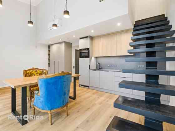 Двухэтажный пентхаус в отреставрированном здании с балконом!  Предлагаем Rīga