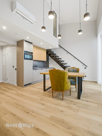 Divstāvīgs penthausa dzīvoklis ar balkonu renovētā ēkā!  Piedāvājumā elegants divu istabu Rīga - foto 2