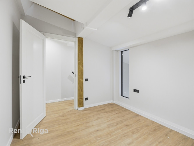 Divstāvīgs penthausa dzīvoklis ar balkonu renovētā ēkā!  Piedāvājumā elegants divu istabu Rīga - foto 6