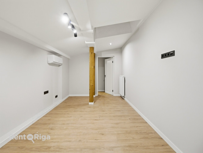 Divstāvīgs penthausa dzīvoklis ar balkonu renovētā ēkā!  Piedāvājumā elegants divu istabu Rīga - foto 7