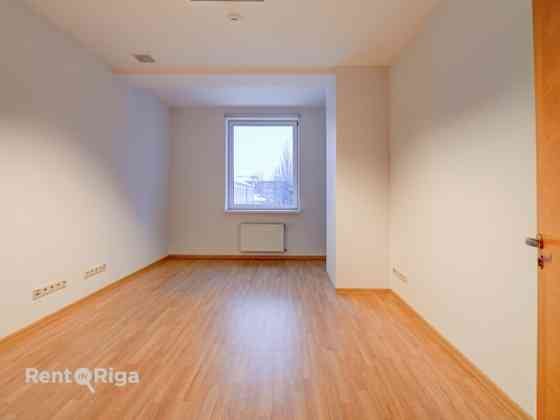 Сдается в аренду офис, состоящий из двух отдельных помещений и коридора. Rīga