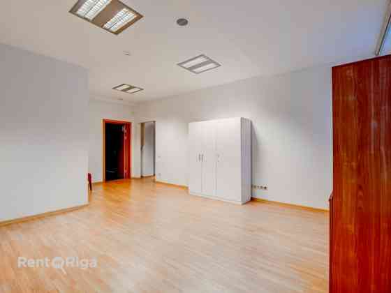 Сдается в аренду офис, состоящий из двух отдельных помещений и коридора. Rīga
