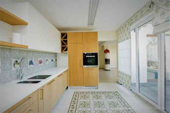 Предлагаем в аренду трехэтажный дом с 5 спальнями. Дом находится в поселке Rīgas rajons