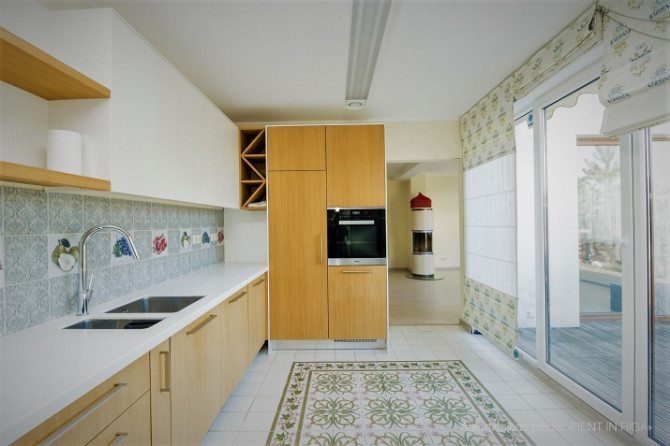 Piedāvājam īrēt trīsstāvu māju ar 5 guļamistabam. Māja atrodas slēgta tipa ciematā starp Rīgas rajons - foto 6