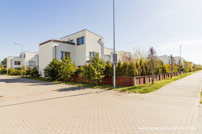 Piedāvājam īrēt trīsstāvu māju ar 5 guļamistabam. Māja atrodas slēgta tipa ciematā starp Rīgas rajons - foto 1