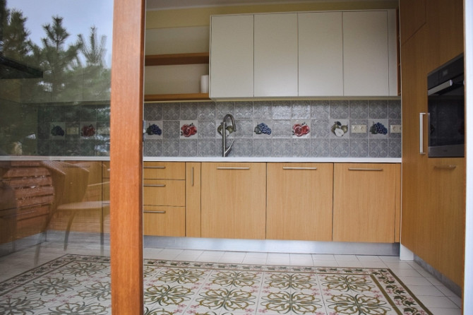 Piedāvājam īrēt trīsstāvu māju ar 5 guļamistabam. Māja atrodas slēgta tipa ciematā starp Rīgas rajons - foto 7