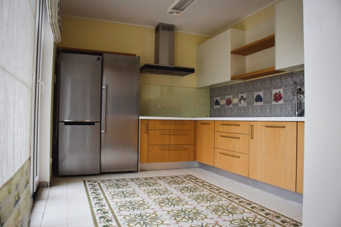 Piedāvājam īrēt trīsstāvu māju ar 5 guļamistabam. Māja atrodas slēgta tipa ciematā starp Rīgas rajons - foto 5