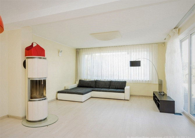 Piedāvājam īrēt trīsstāvu māju ar 5 guļamistabam. Māja atrodas slēgta tipa ciematā starp Rīgas rajons - foto 3