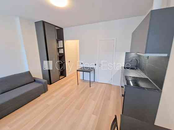 Фасадный дом, закрытый двор, место для машины, вход с улицы и со двора, лифт, Рига